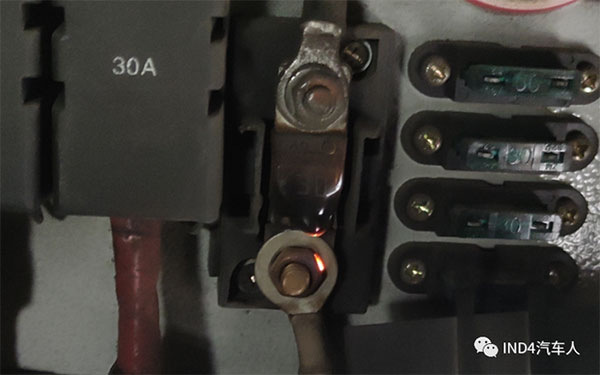 故障案例:某新能源公交車BMS CAN通訊故障(圖3) 30供電30A保險(xiǎn)燒熔